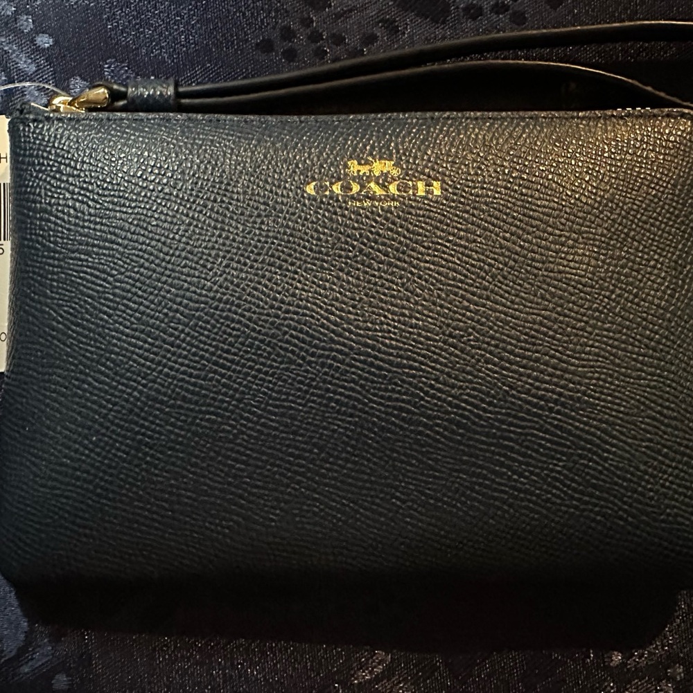✨Authentic Coach Navy Blue Leather Corner Zip Wristlet✨